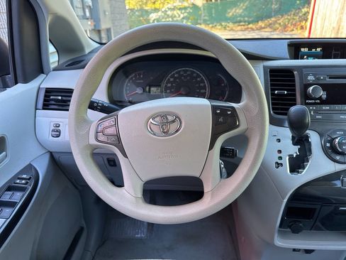 Used 2014 Toyota Sienna LE image 21