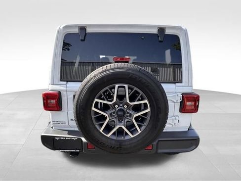 Used 2025 Jeep Wrangler Unlimited Sahara AWD/4WD image 5