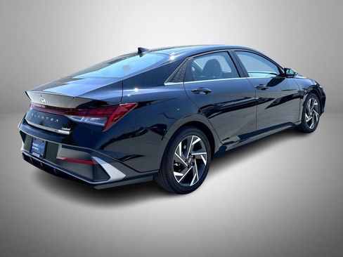 Used 2025 Hyundai Elantra Limited FWD image 5