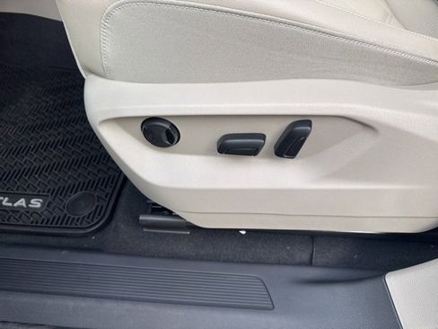 Used 2025 Volkswagen Atlas SE image 12