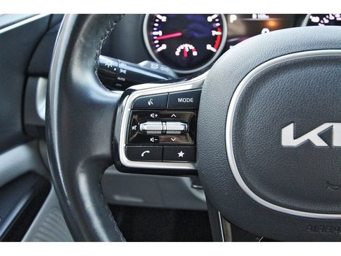 Used 2022 Kia Carnival LX FWD image 19