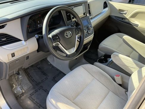 Used 2015 Toyota Sienna LE image 6
