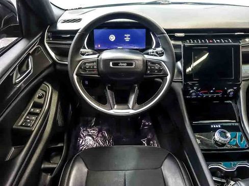 Used 2023 Jeep Grand Cherokee Altitude AWD/4WD image 17