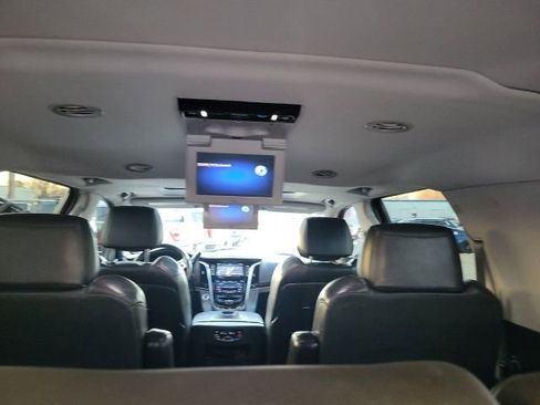 Used 2019 Cadillac Escalade ESV Premium Luxury image 8