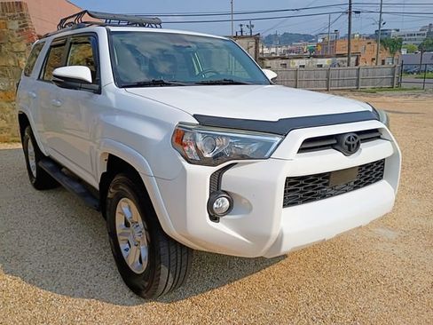 Used 2020 Toyota 4Runner SR5 Premium w/ Moonroof Package AWD/4WD image 2