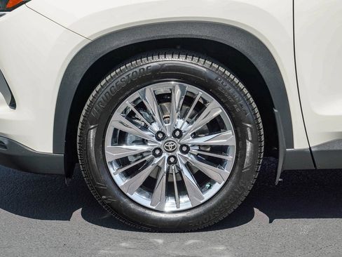 Certified 2024 Toyota Grand Highlander AWD image 12