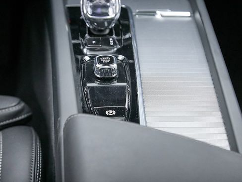 Certified 2025 Volvo XC60 T8 Ultra w/ Protection Package Premier image 35