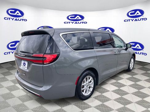Used 2023 Chrysler Pacifica Touring-L FWD image 3