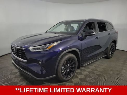 Used 2024 Toyota Highlander Limited FWD image 3