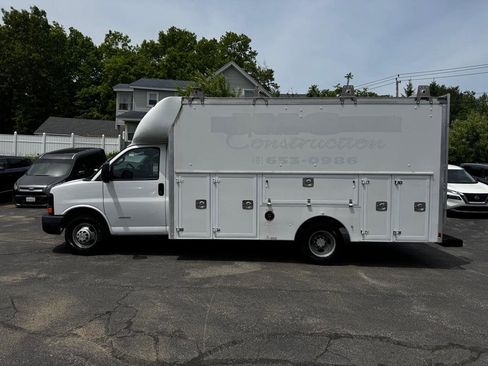 Used 2017 Chevrolet Express 4500 RWD image 3