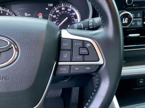 Used 2022 Toyota Highlander XLE FWD image 24