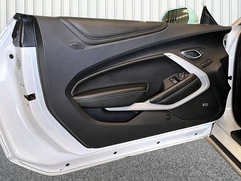 Used 2016 Chevrolet Camaro SS RWD image 15