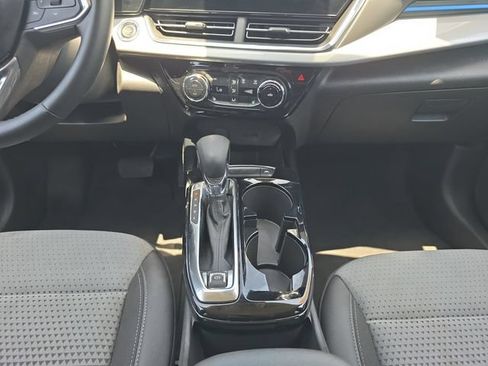 Used 2025 Chevrolet Trax LT w/ LT Convenience Package FWD image 3