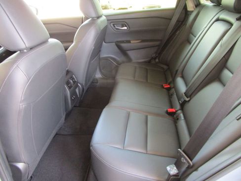 Used 2025 Nissan Rogue SL AWD/4WD image 17