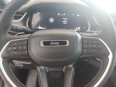 Used 2025 Jeep Grand Cherokee Altitude AWD/4WD image 32