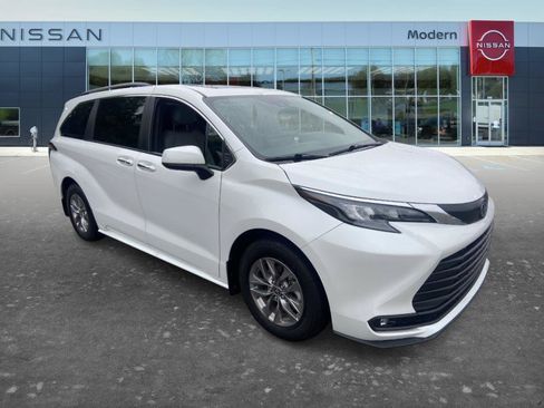 Used 2025 Toyota Sienna XLE w/ XLE Plus Package FWD image 3