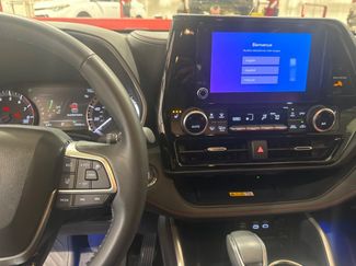 Used 2023 Toyota Highlander XSE FWD video 2