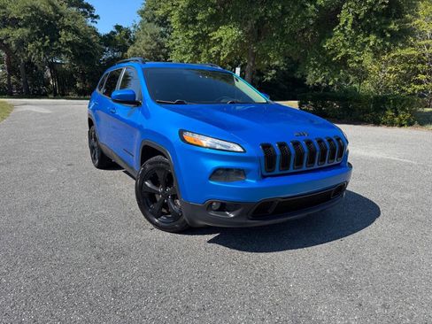 Used 2018 Jeep Cherokee Latitude w/ Altitude Package FWD image 38