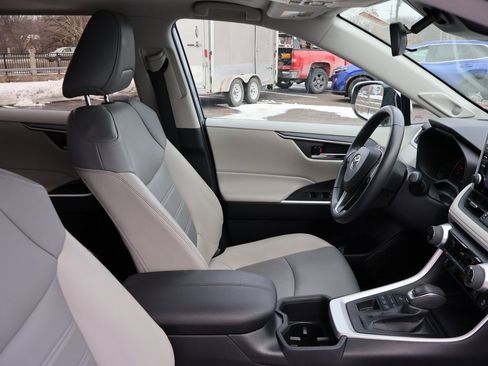 Used 2022 Toyota RAV4 XLE Premium image 8