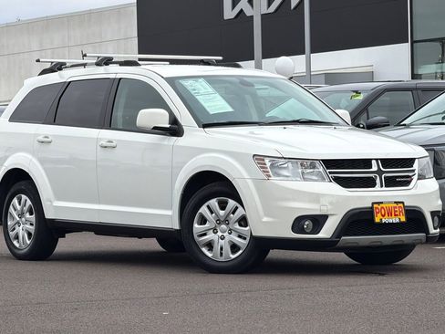 Used 2019 Dodge Journey SE w/ Premium Group image 2