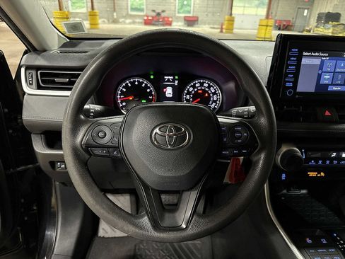 Used 2021 Toyota RAV4 LE w/ Carpet Mat Package (TMS) AWD/4WD image 18
