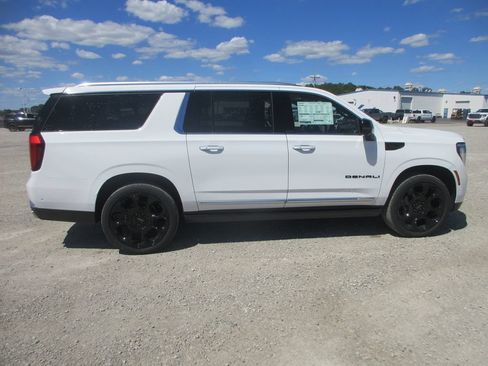 New 2026 GMC Yukon XL Denali w/ Denali Reserve Package AWD/4WD image 3