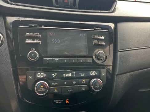 Used 2017 Nissan Rogue SV AWD/4WD image 40