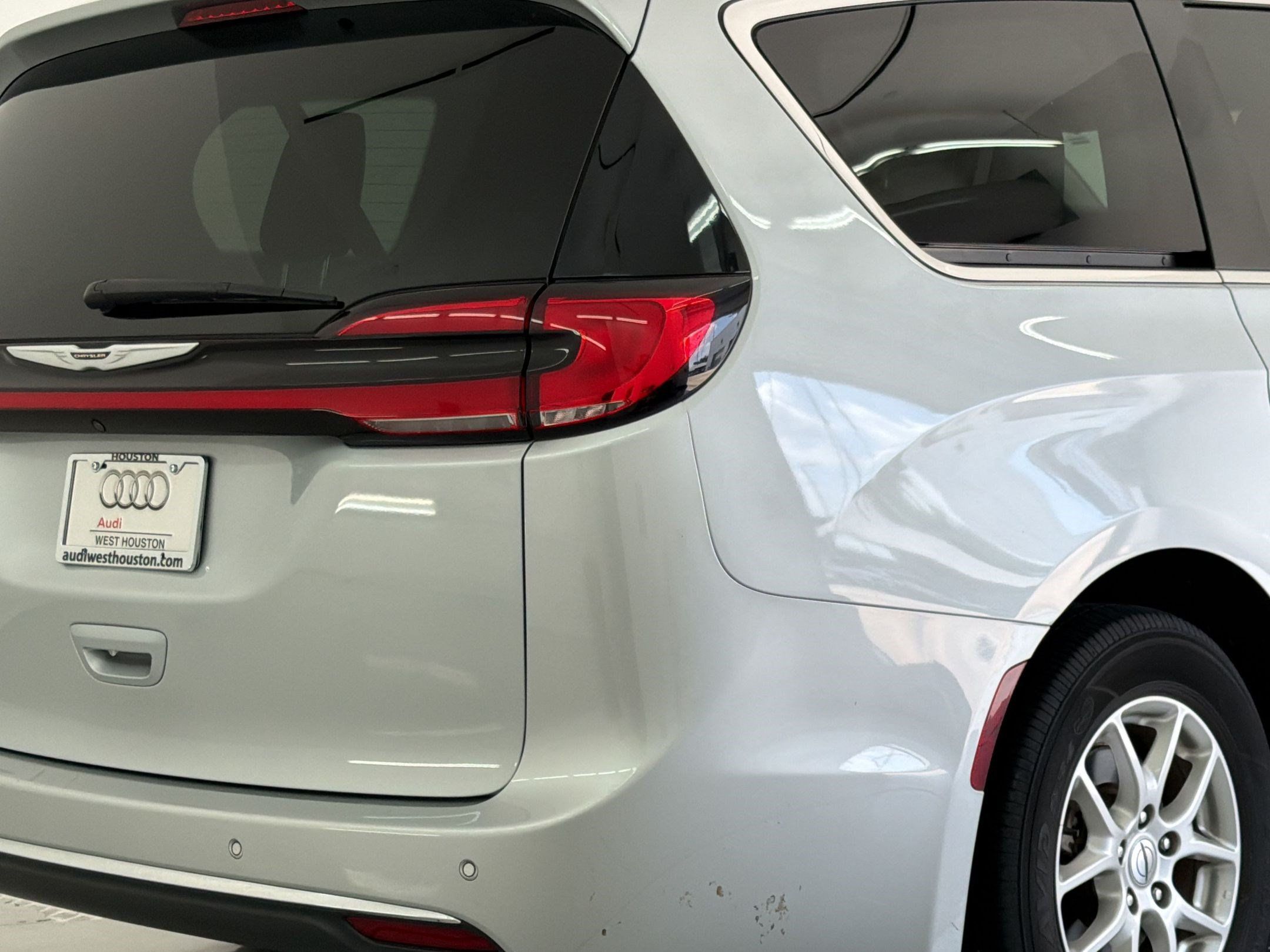 Used 2024 Chrysler Pacifica Touring-L FWD image 25