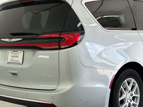 Used 2024 Chrysler Pacifica Touring-L FWD image 25