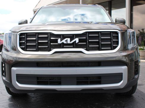 Used 2023 Kia Telluride S AWD/4WD image 2