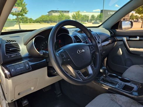 Used 2015 Kia Sorento LX FWD image 2