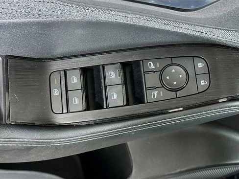 Used 2023 Nissan Rogue SV image 15