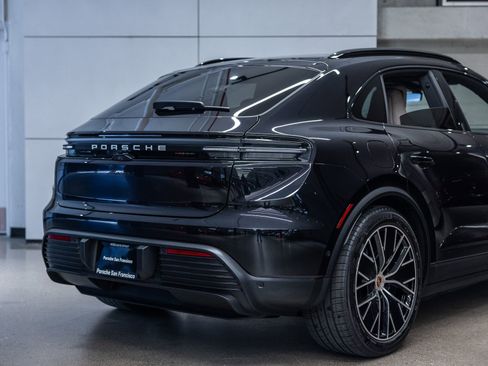 Certified 2025 Porsche Macan Electric RWD image 25