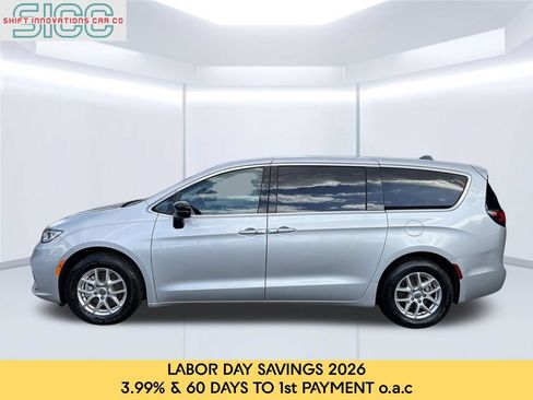 Used 2024 Chrysler Pacifica Touring-L FWD image 3