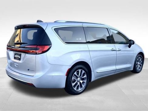 Used 2023 Chrysler Pacifica Pinnacle image 7