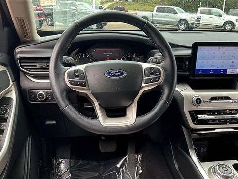 Used 2022 Ford Explorer XLT w/ Equipment Group 202A image 4