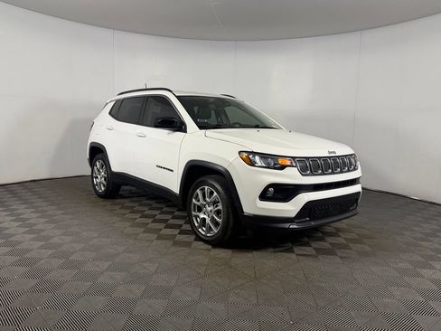 Used 2022 Jeep Compass Latitude AWD/4WD image 2