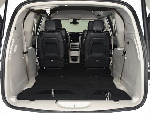 Used 2017 Chrysler Pacifica Touring-L FWD image 32