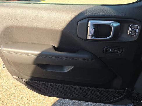 Used 2023 Jeep Wrangler Unlimited Sahara image 9