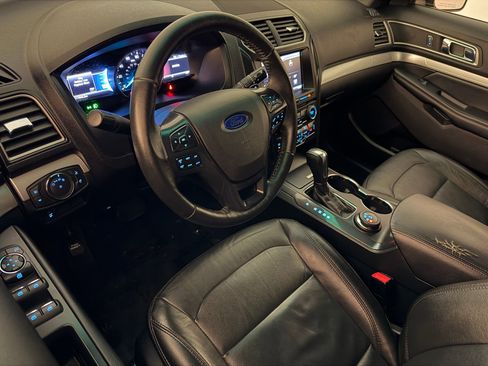 Used 2016 Ford Explorer XLT w/ Equipment Group 202A image 4