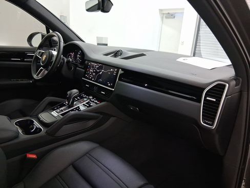 Used 2023 Porsche Cayenne E-Hybrid image 40