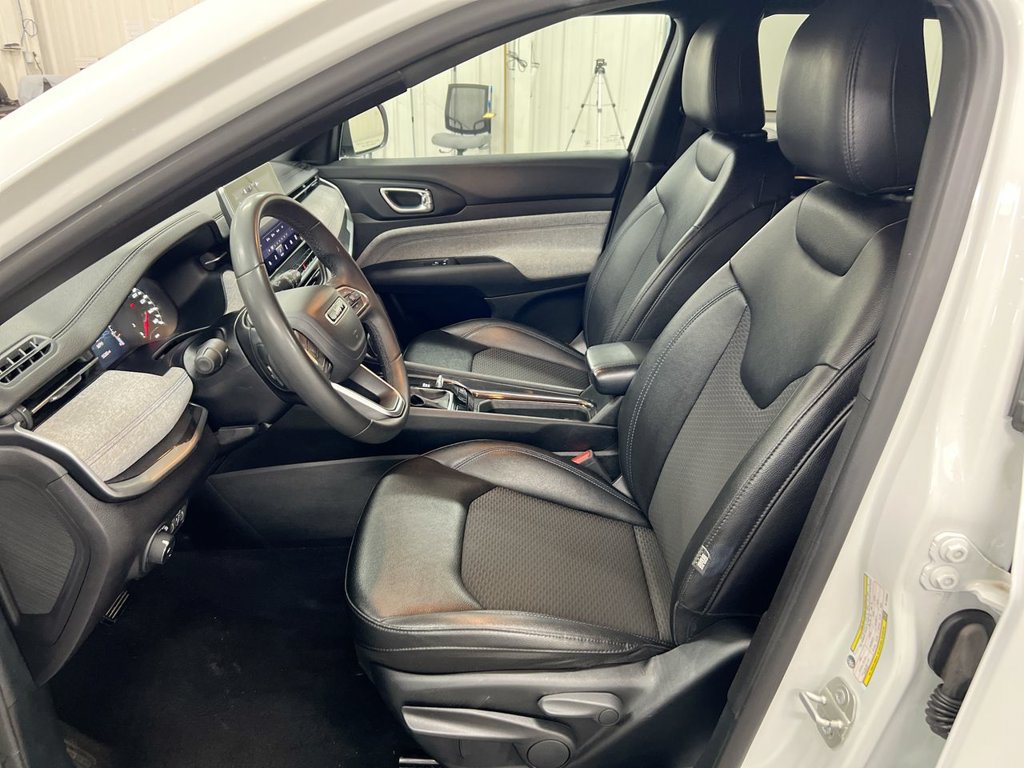 Used 2024 Jeep Compass Latitude AWD/4WD image 19