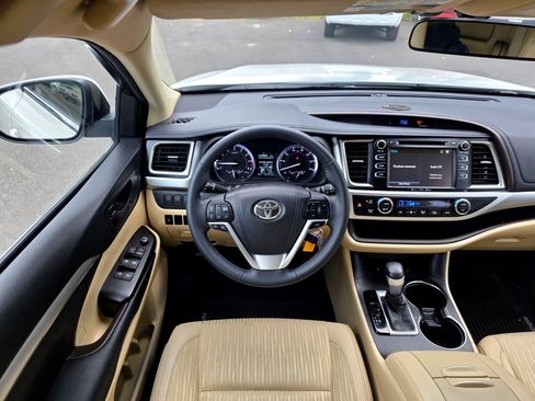 Used 2016 Toyota Highlander LE AWD/4WD image 18