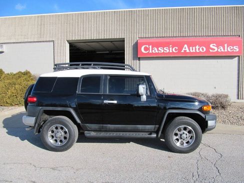 Used 2012 Toyota FJ Cruiser 4WD w/ Upgrade Pkg image 3