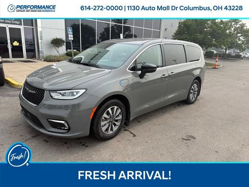 Used 2024 Chrysler Pacifica Limited FWD image 8