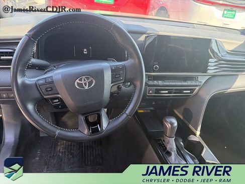 Used 2025 Toyota Camry SE image 9