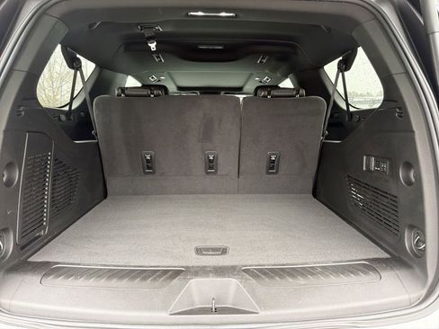 Used 2024 GMC Yukon XL SLT w/ SLT Premium Package image 34