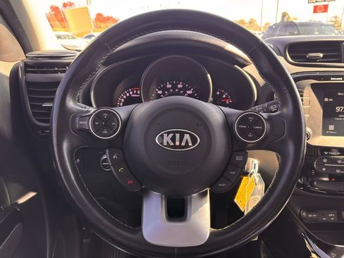 Used 2017 Kia Soul + image 4