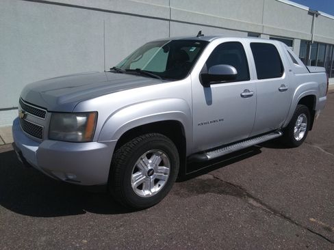 Used 2011 Chevrolet Avalanche LT image 2