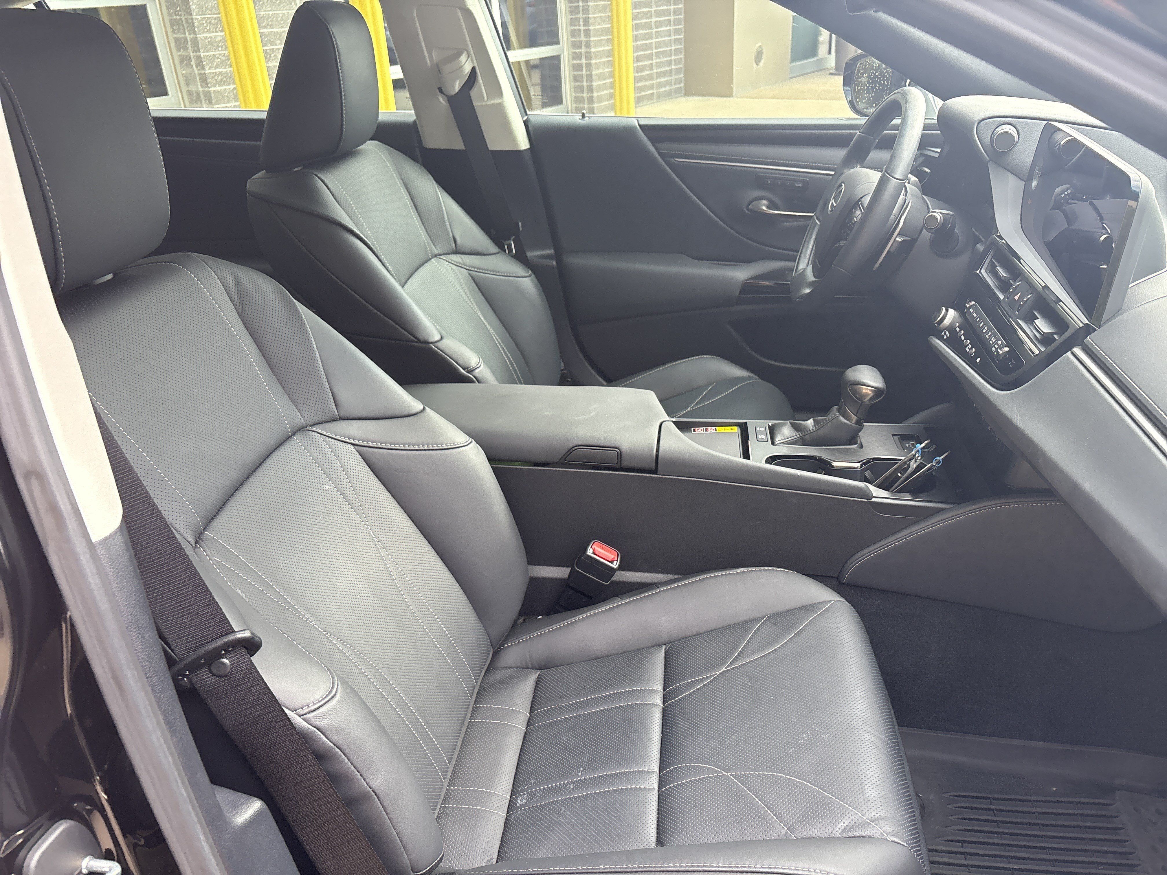 Used 2025 Lexus ES 300h w/ Luxury Package FWD image 33